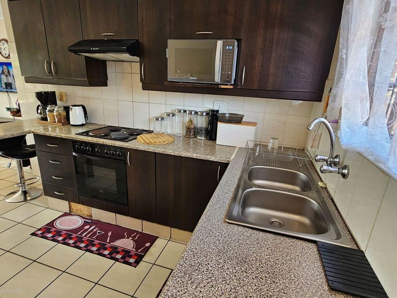 Lovely 2 bedroom Townhouse in a beautiful Eco Estate in Margate - Photo 7