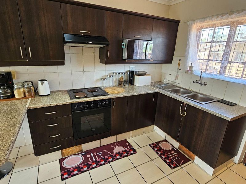 Lovely 2 bedroom Townhouse in a beautiful Eco Estate in Margate - Photo 6