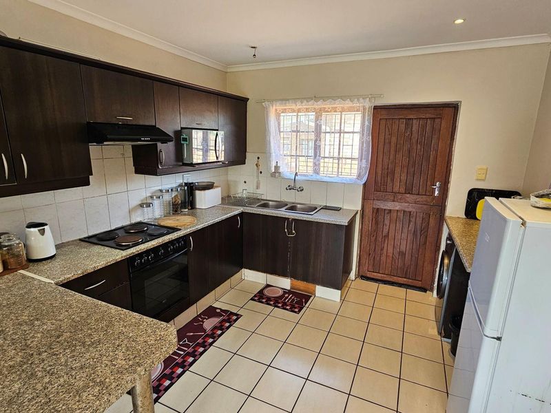 Lovely 2 bedroom Townhouse in a beautiful Eco Estate in Margate - Photo 5