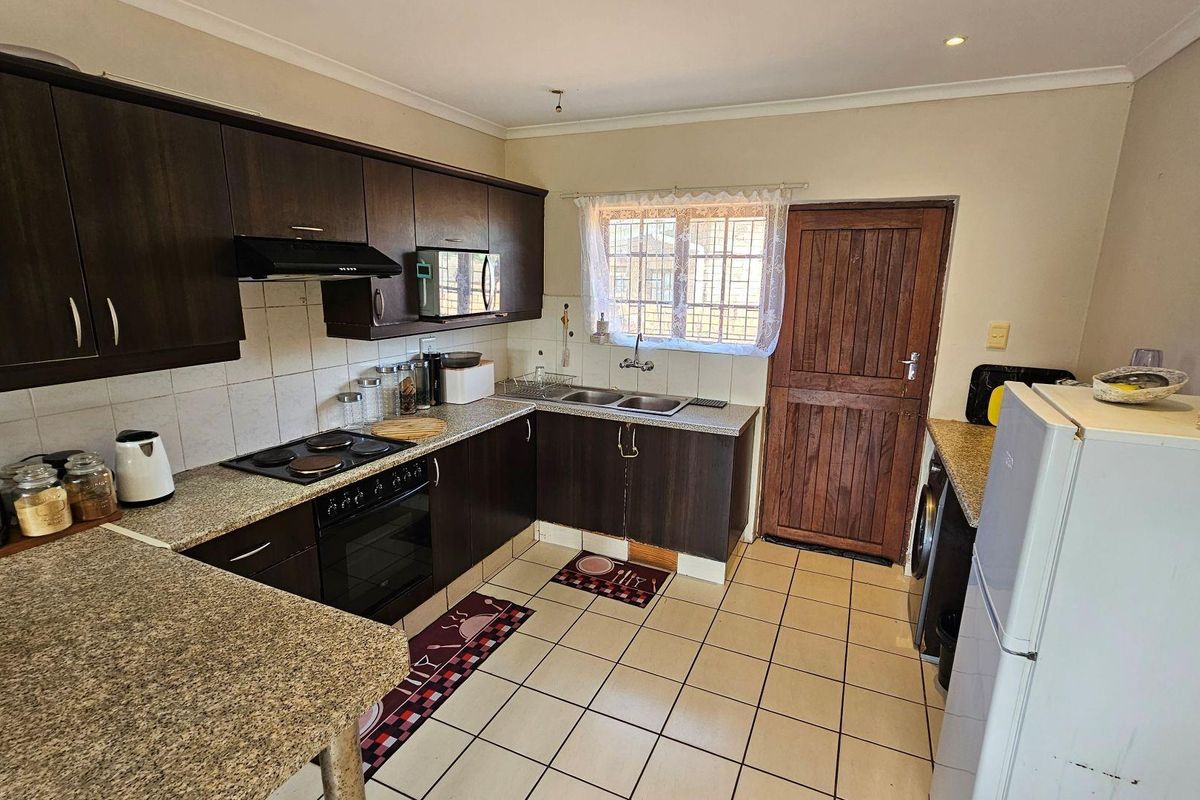 Lovely 2 bedroom Townhouse in a beautiful Eco Estate in Margate - Photo 5