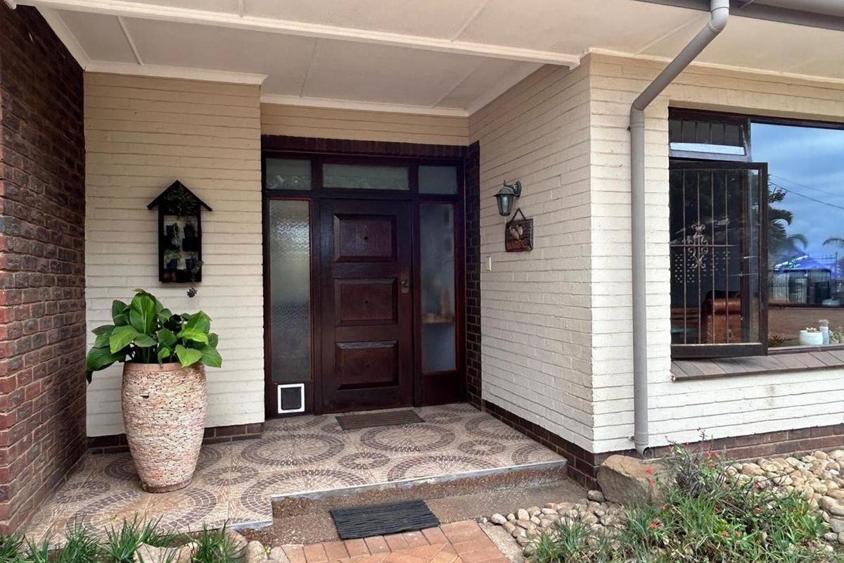 Magnificent Smart Home For Sale , with two flatlets in Shelly Beach - Photo 4