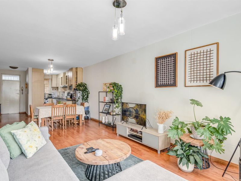 Lovely 2 bed 2 bath with gas stove, inverter, water back-up and magnificent views. - Photo 1