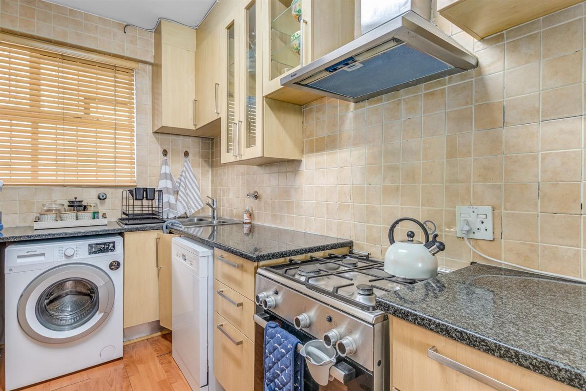 Lovely 2 bed 2 bath with gas stove, inverter, water back-up and magnificent views. - Photo 5