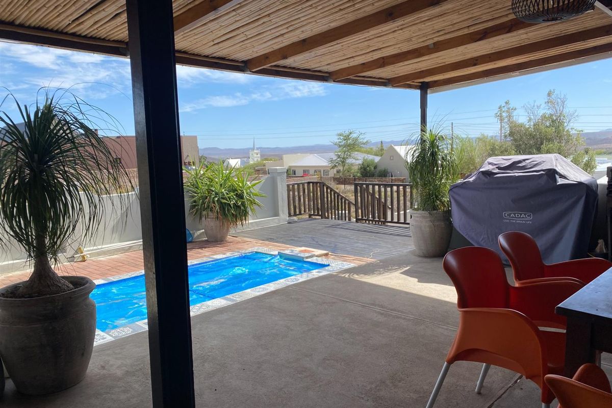 Charming 3-Bedroom Home with Mountain Views - Photo 4