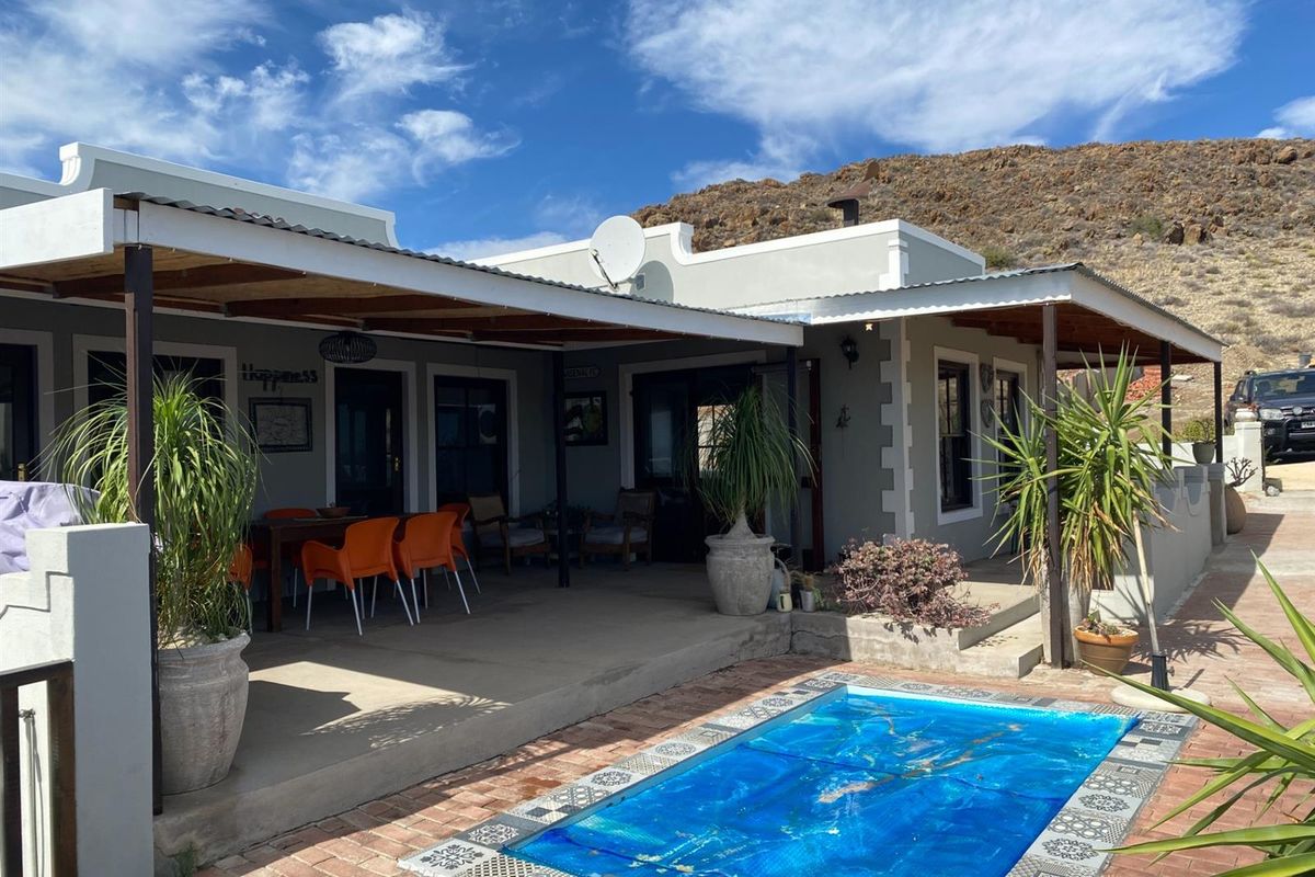 Charming 3-Bedroom Home with Mountain Views - Photo 2