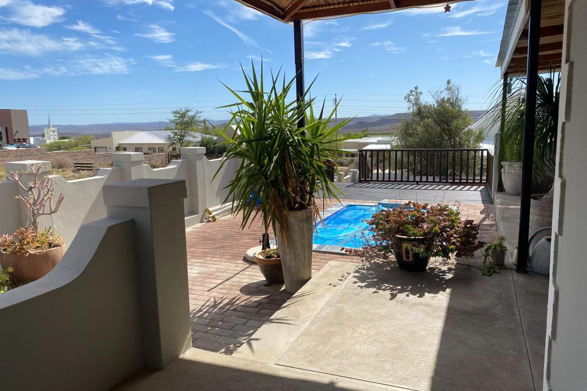 Charming 3-Bedroom Home with Mountain Views - Photo 5