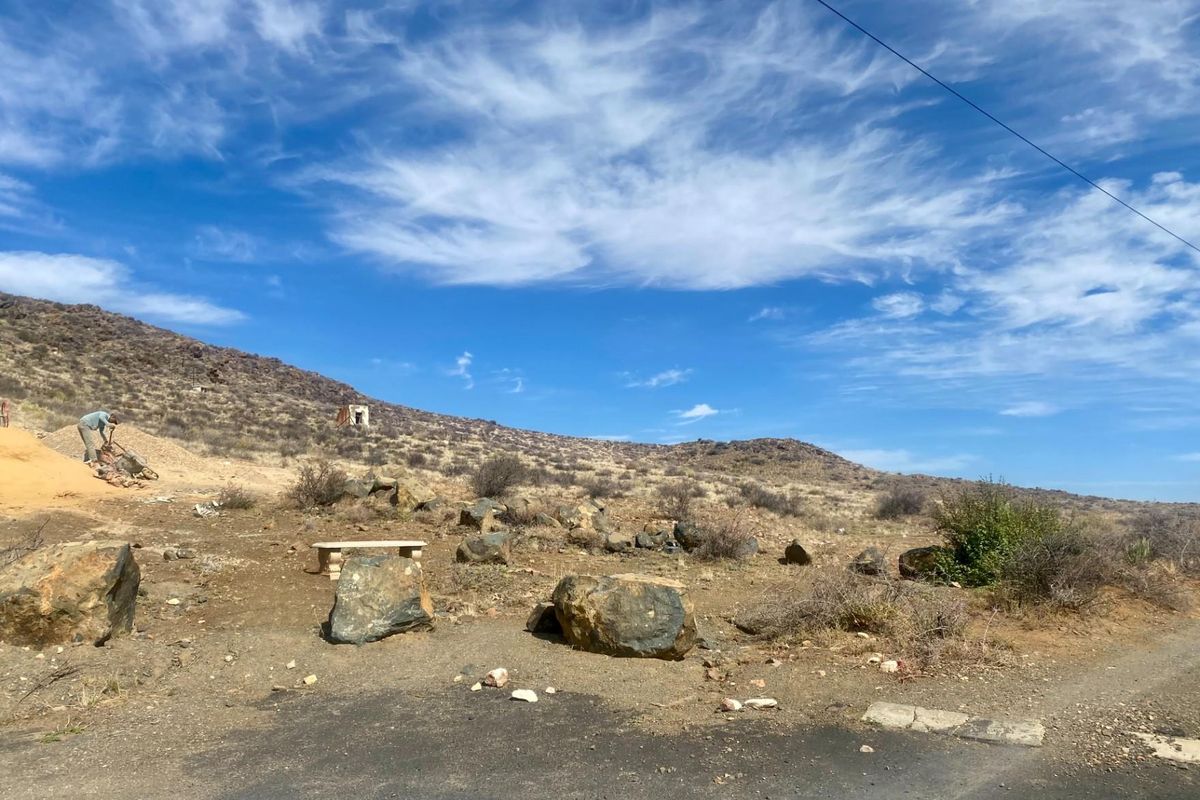 Charming 3-Bedroom Home with Mountain Views - Photo 3