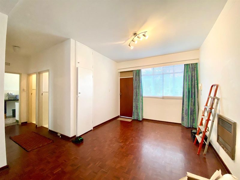 Large 1 Bed Apartment For Sale in Eltonhill! - Photo 2