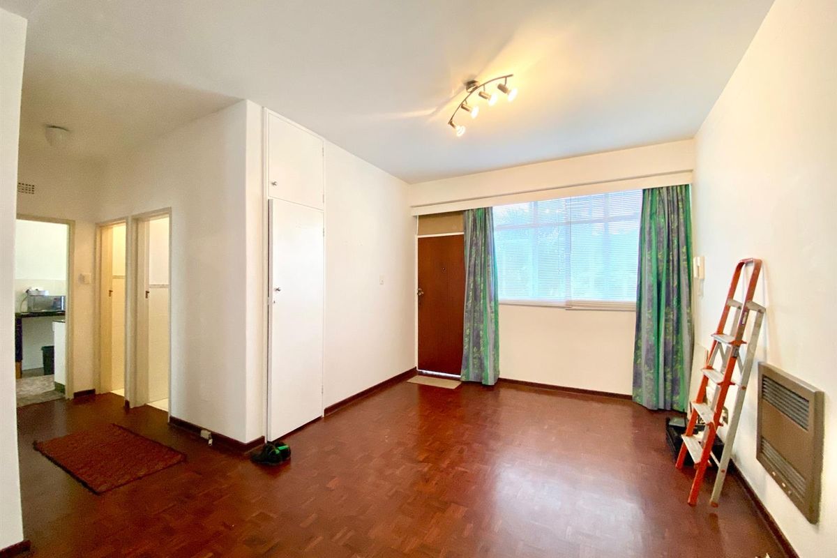 Large 1 Bed Apartment For Sale in Eltonhill! - Photo 2