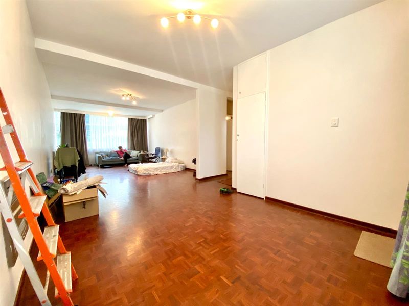 Large 1 Bed Apartment For Sale in Eltonhill! - Photo 3