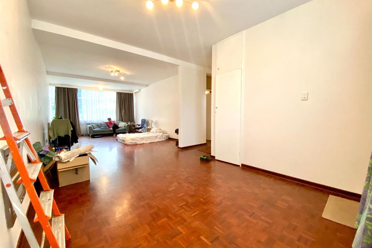 Large 1 Bed Apartment For Sale in Eltonhill! - Photo 3