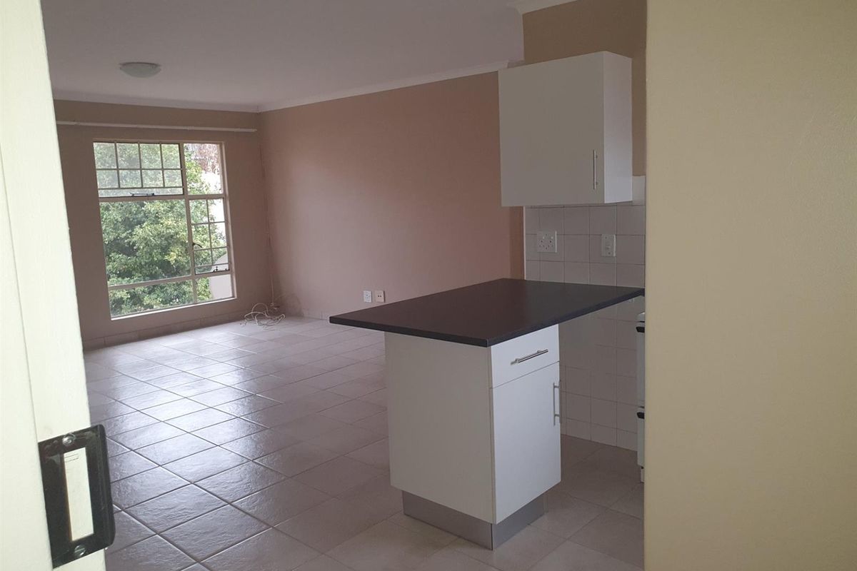 For sale no loadshedding area 2 bedroom 1 bathroom 1 covered parking in 24 h security complex - Photo 5