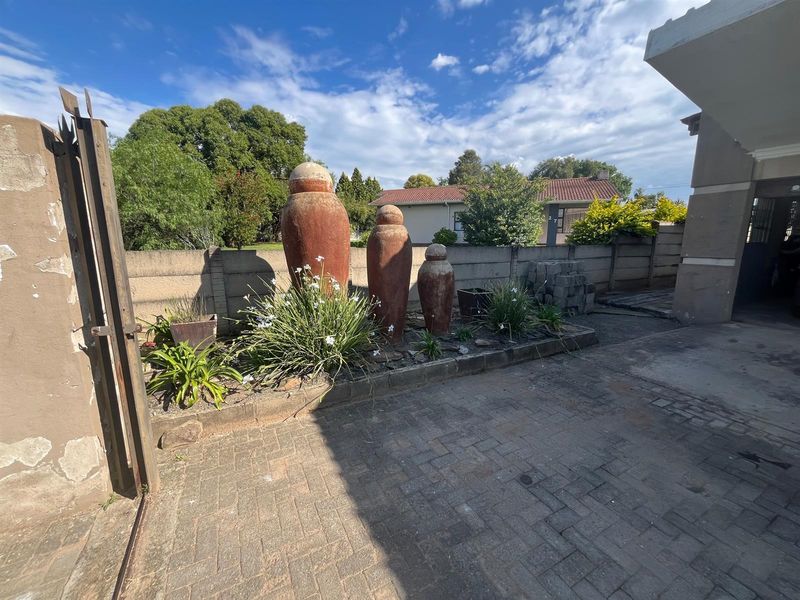 Stunning 4-Bed, 3-Bath Home With Breathtaking Mountain View - Photo 4