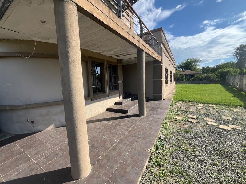 Stunning 4-Bed, 3-Bath Home With Breathtaking Mountain View - Photo 8