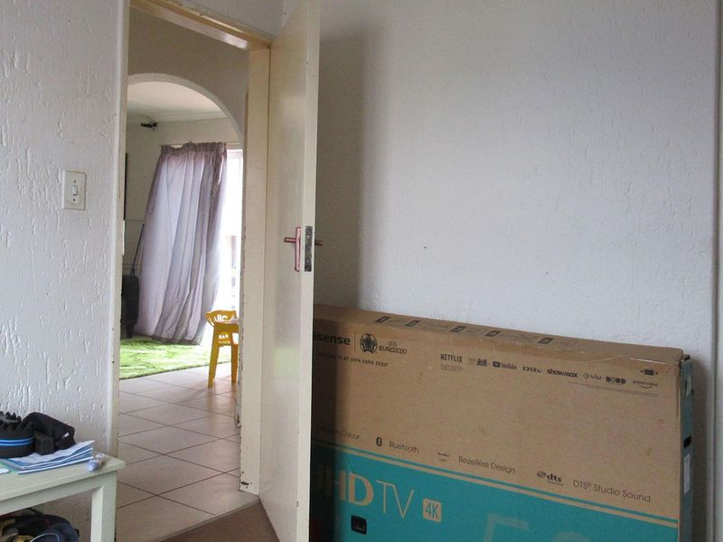 2 Bedroom 1 Bathroom cozy Apartment For Sale in Winchester Hills, Johannesburg - Photo 8