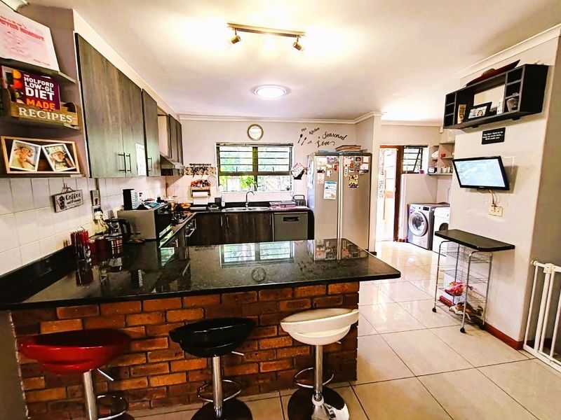 House with a Flat For Sale in Goedemoed, Durbanville - Photo 4