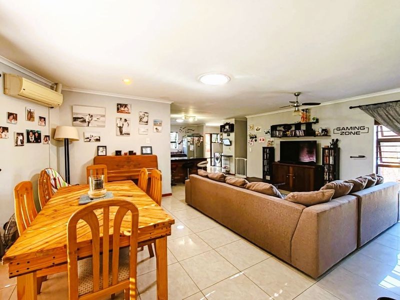 House with a Flat For Sale in Goedemoed, Durbanville - Photo 5