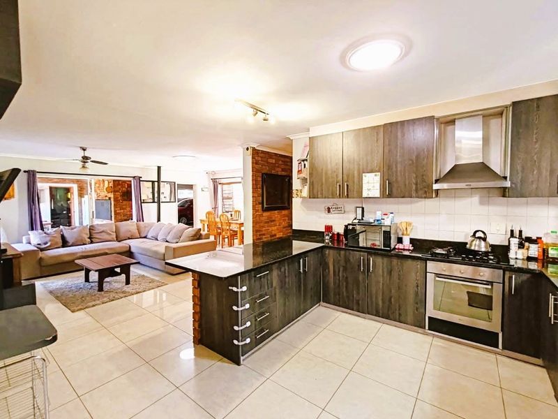House with a Flat For Sale in Goedemoed, Durbanville - Photo 2