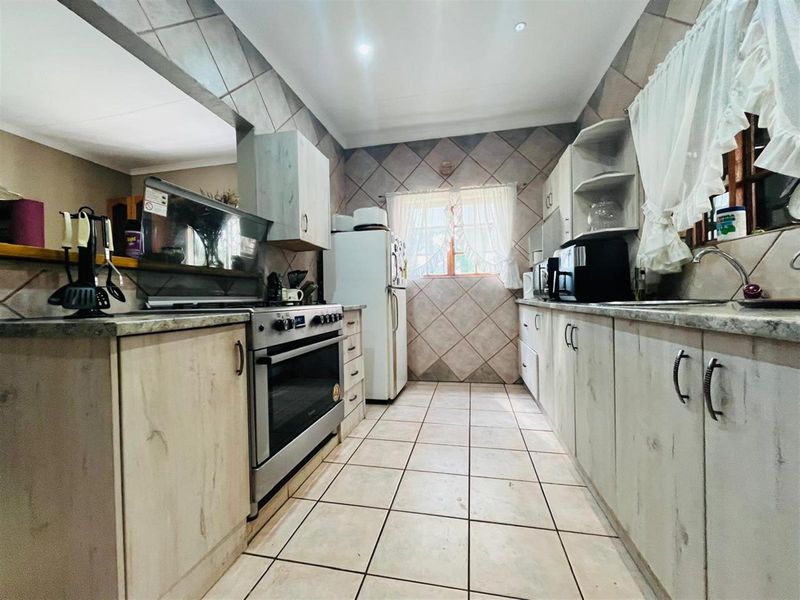 House For Sale in Vanderbijlpark SE 4 - Photo 8