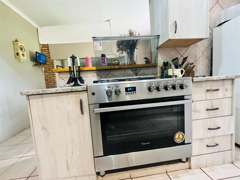 House For Sale in Vanderbijlpark SE 4 - Photo 3