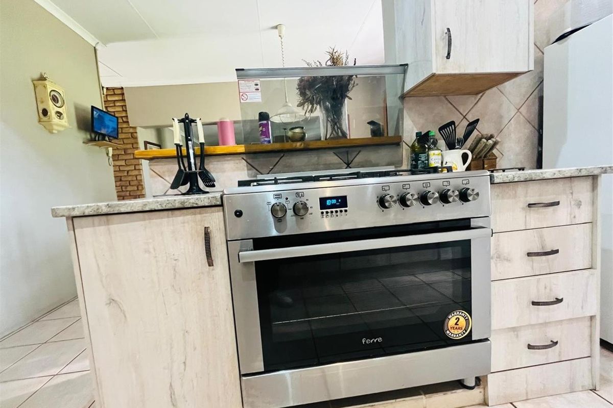 House For Sale in Vanderbijlpark SE 4 - Photo 3