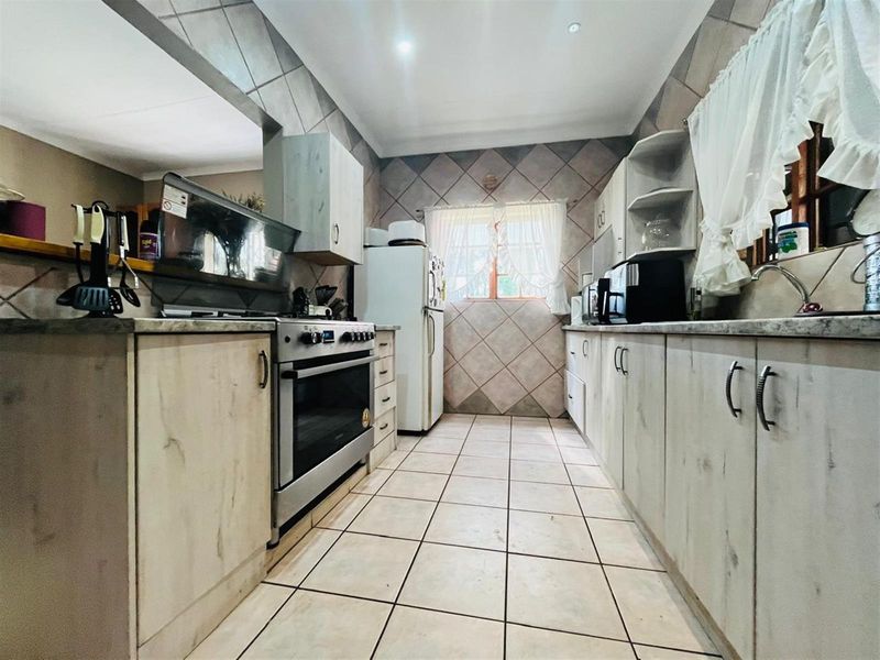 House For Sale in Vanderbijlpark SE 4 - Photo 2