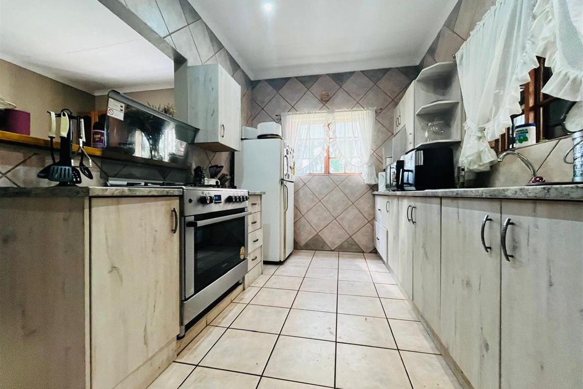 House For Sale in Vanderbijlpark SE 4 - Photo 2