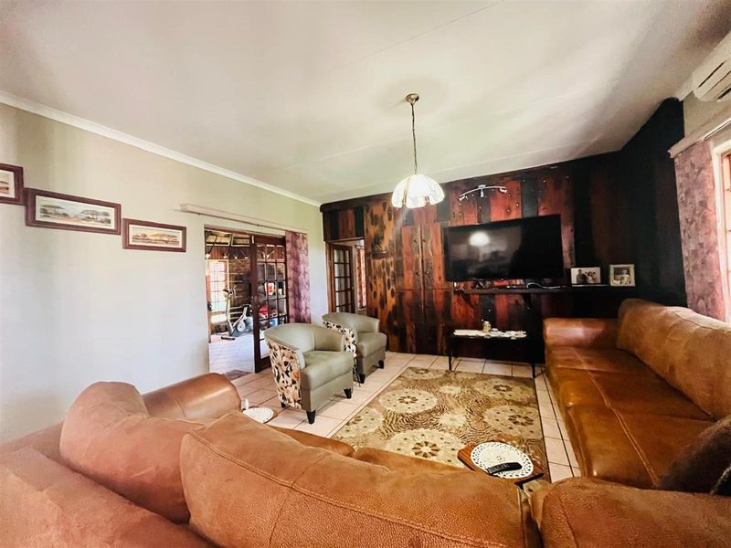 House For Sale in Vanderbijlpark SE 4 - Photo 5