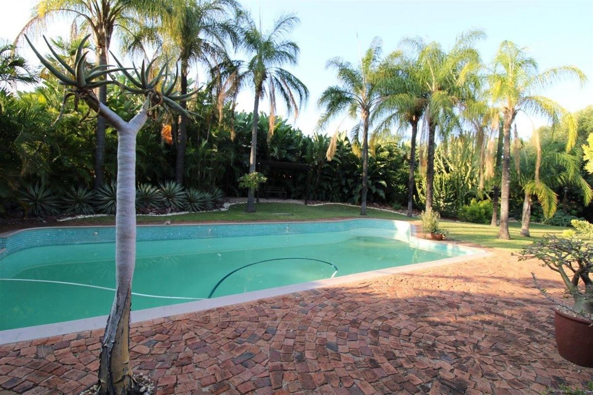 DOUBLE-STOREY THATCH-ROOF HOME IN CENTRAL BELA-BELA- 5 Bedrooms - Photo 2