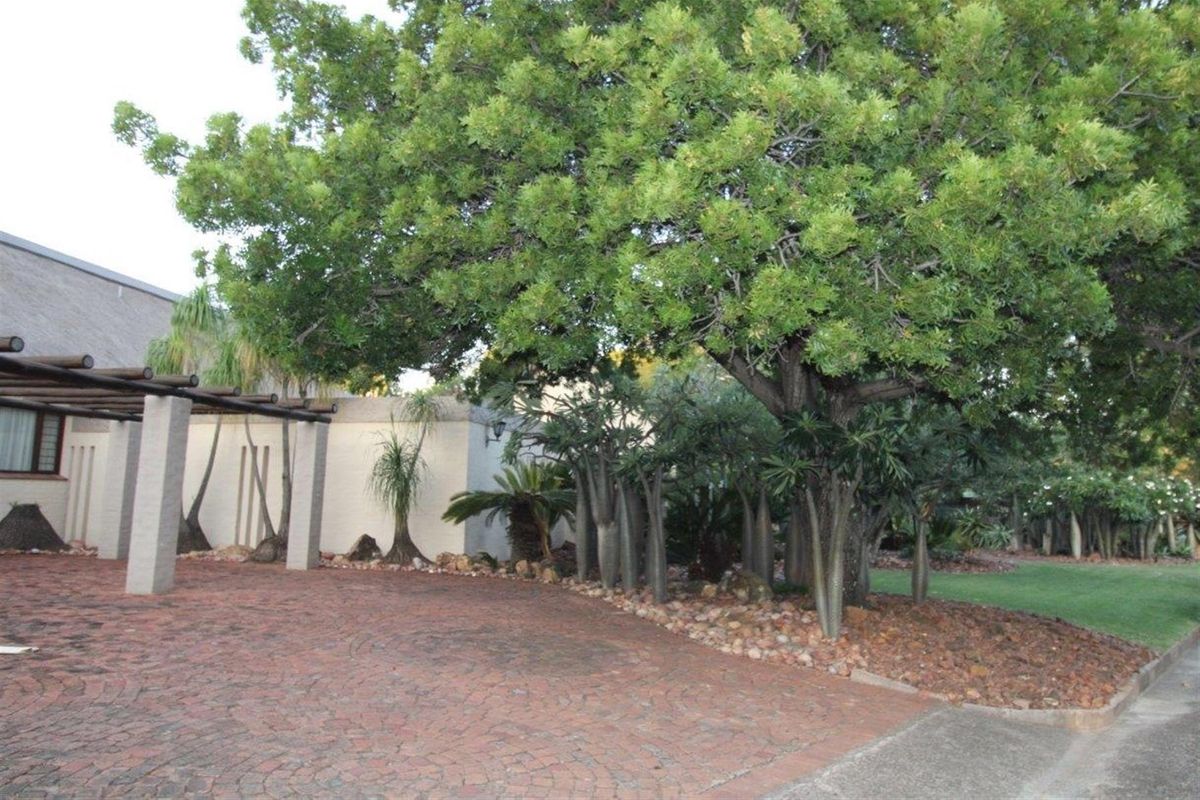 DOUBLE-STOREY THATCH-ROOF HOME IN CENTRAL BELA-BELA- 5 Bedrooms - Photo 5