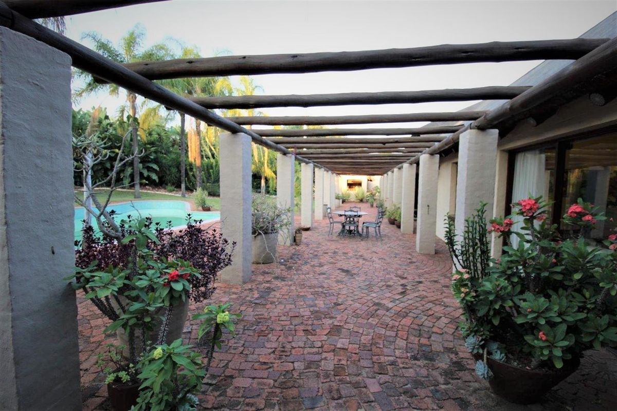 DOUBLE-STOREY THATCH-ROOF HOME IN CENTRAL BELA-BELA- 5 Bedrooms - Photo 4