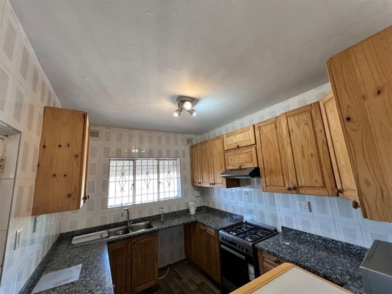 3 Bedroom Apartment To Rent in Umbilo, Durban, KwaZulu-Natal - Photo 6