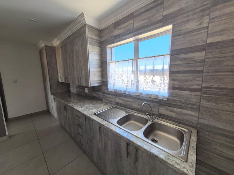 🌟 Where Starlight Meets Style: Your Modern 2 Bedroom Veld Retreat in Camelot - Photo 10