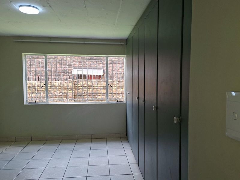 Corner Unit Gem in Garsfontein - Roomy, Private - Move-In Ready - Photo 7