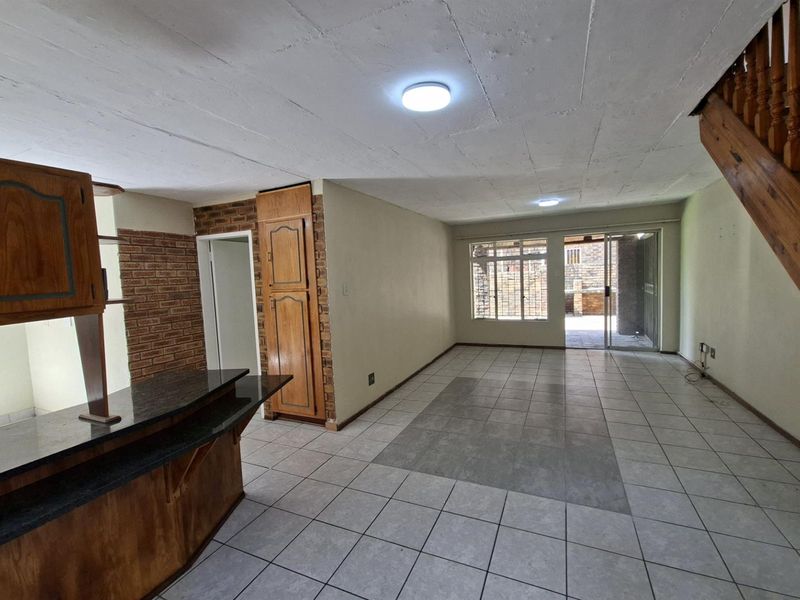 Corner Unit Gem in Garsfontein - Roomy, Private - Move-In Ready - Photo 4