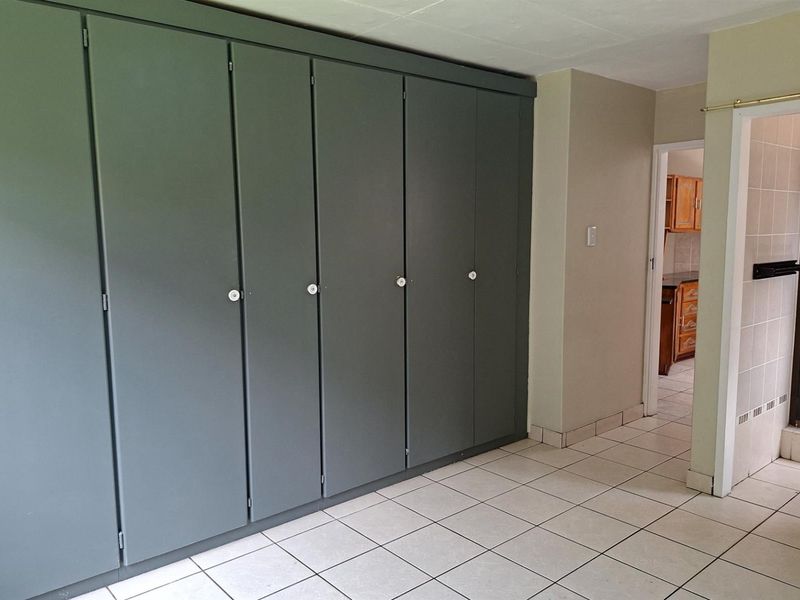 Corner Unit Gem in Garsfontein - Roomy, Private - Move-In Ready - Photo 8