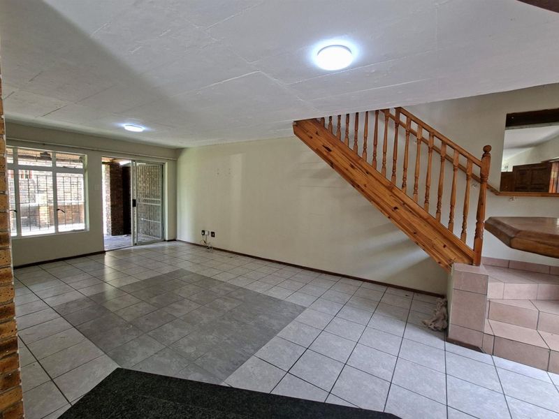 Corner Unit Gem in Garsfontein - Roomy, Private - Move-In Ready - Photo 5