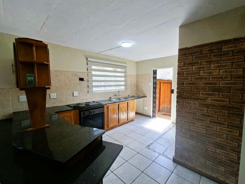 Corner Unit Gem in Garsfontein - Roomy, Private - Move-In Ready - Photo 2