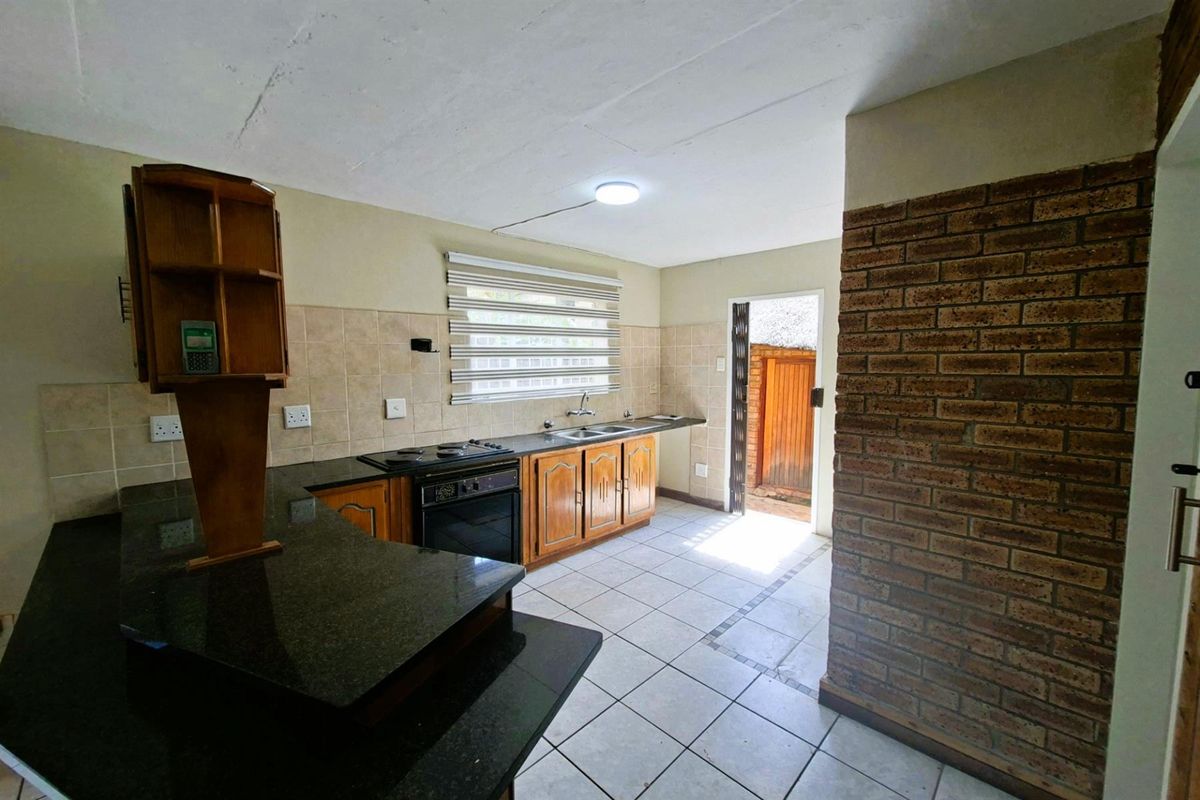 Corner Unit Gem in Garsfontein - Roomy, Private - Move-In Ready - Photo 2