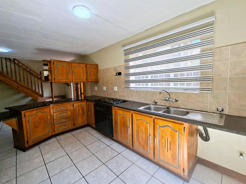 Corner Unit Gem in Garsfontein - Roomy, Private - Move-In Ready - Photo 3