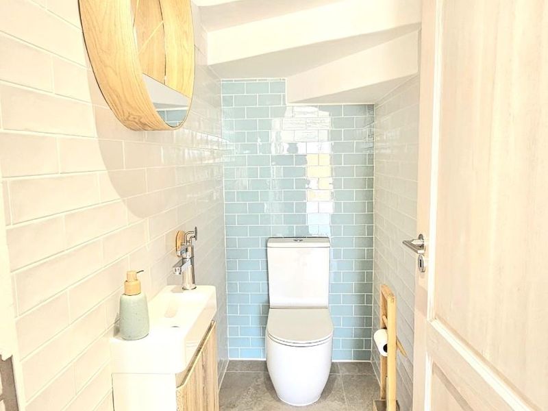 High-End Beachfront Property - Prestigious, Peaceful Dolphin Beach - Photo 8