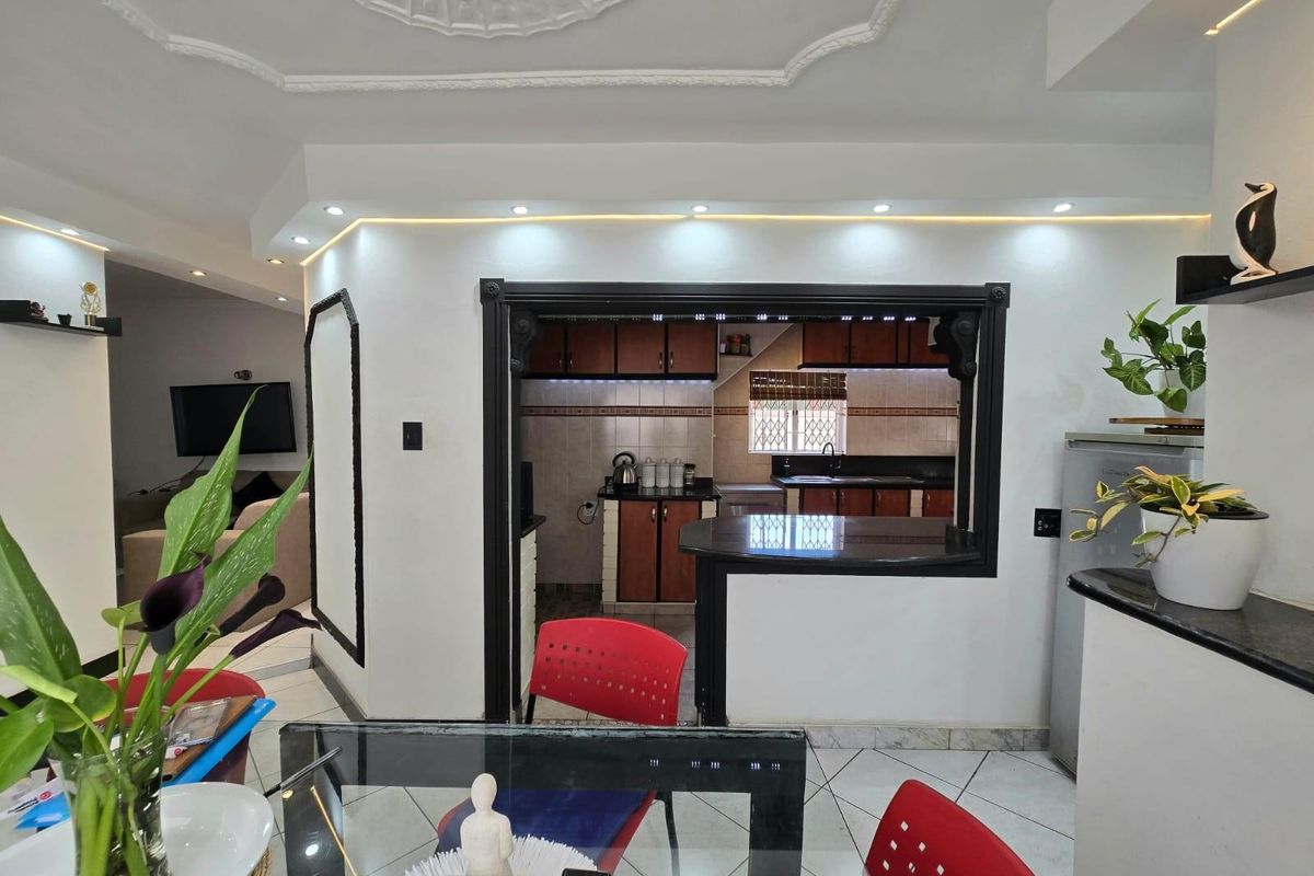 House For Sale in Crossmoor, Chatsworth, KwaZulu Natal - Photo 2