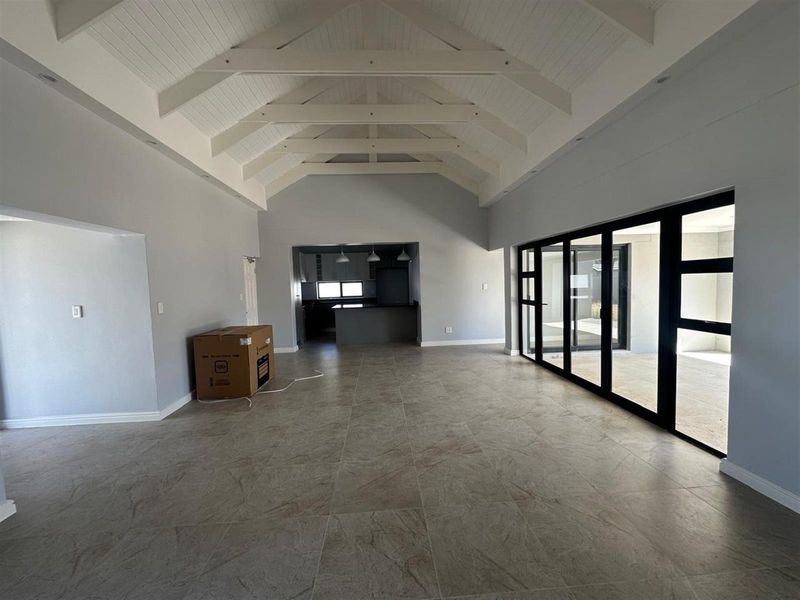 4 Bedroom House For Sale in Paarl South, Paarl - Photo 9