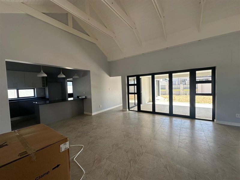 4 Bedroom House For Sale in Paarl South, Paarl - Photo 8