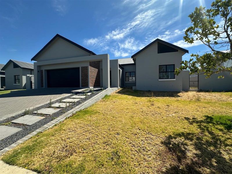 4 Bedroom House For Sale in Paarl South, Paarl - Photo 5