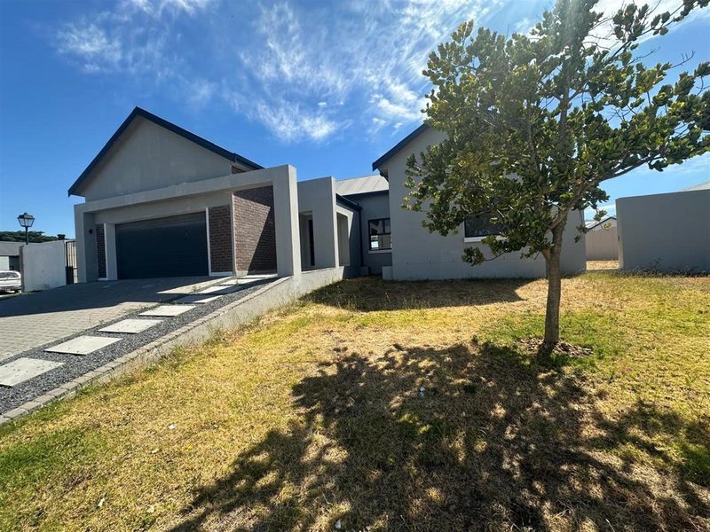 4 Bedroom House For Sale in Paarl South, Paarl - Photo 7