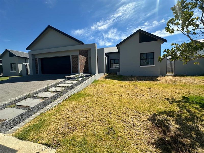 4 Bedroom House For Sale in Paarl South, Paarl - Photo 6