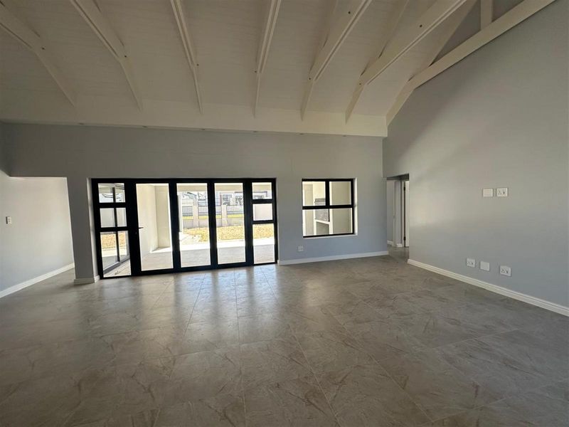 4 Bedroom House For Sale in Paarl South, Paarl - Photo 4