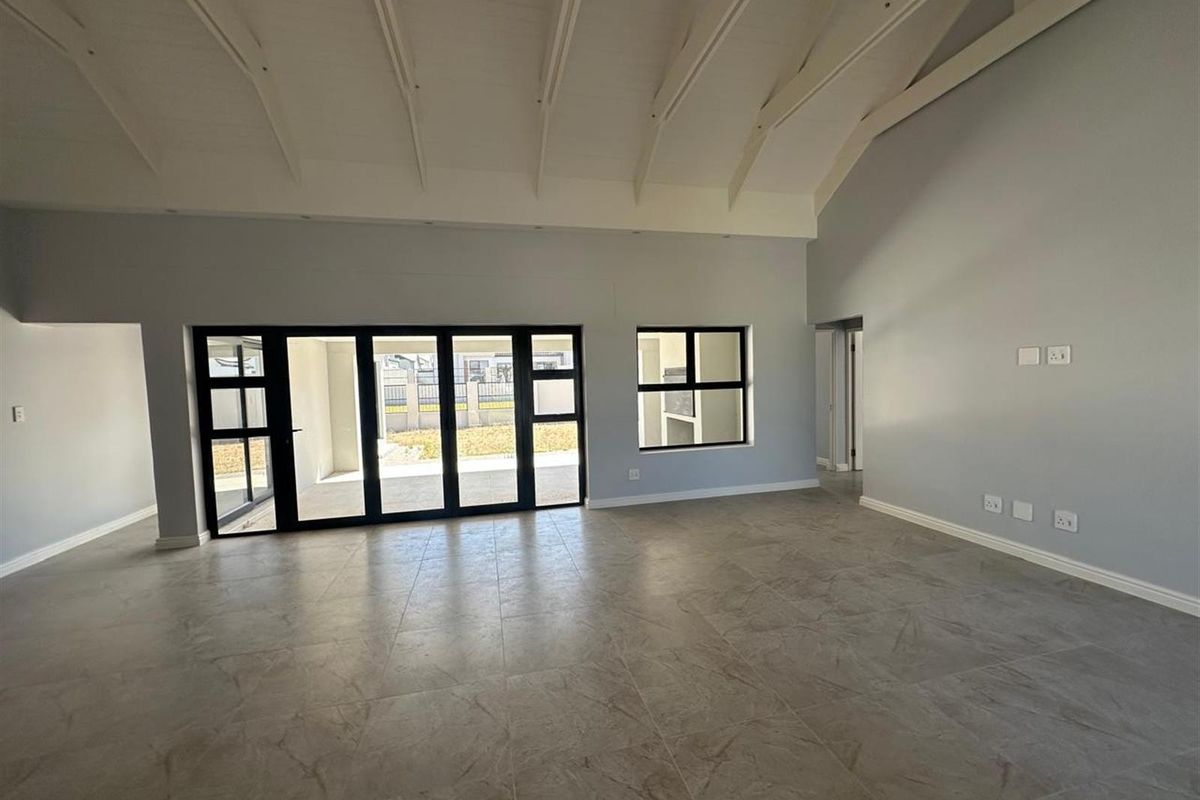 4 Bedroom House For Sale in Paarl South, Paarl - Photo 4