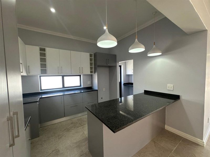 4 Bedroom House For Sale in Paarl South, Paarl - Photo 2